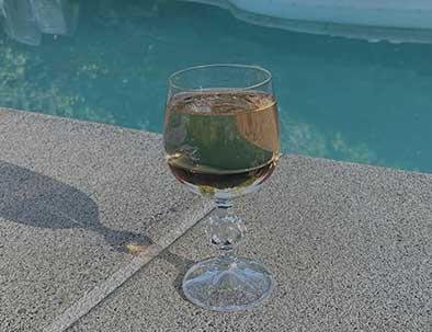 Moment plaisir au bord de la piscine privée du gîte "La Parenthèse" à Labastide d'Armagnac